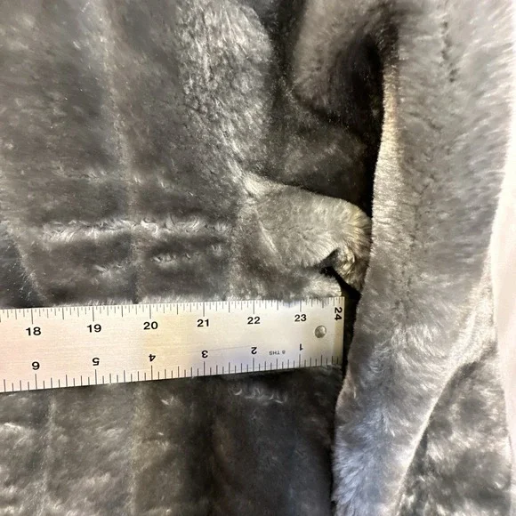 Faux Fur Silver Gray Coat Ladies Size L/XL* - Picture 8 of 9